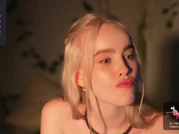 girl
        mother__of__dragons cam image #2727300