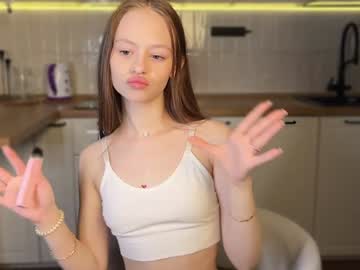 girl
        tweety_sweetie cam image #5526515