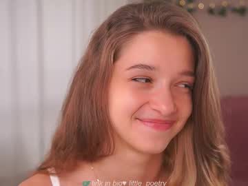 girl
        little_poetry cam image #6875633