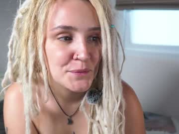 girl
        tasty_tomato cam image #5978731