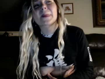 girl
        kipsy420 cam image #6809223