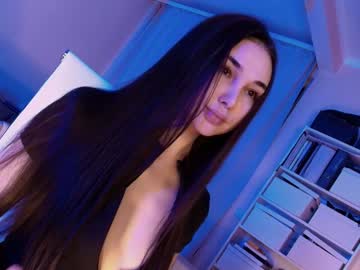girl
        hollyextra cam image #6633090