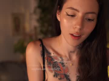 girl
        effylowell_ cam image #1399662
