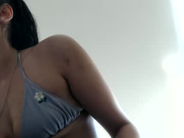girl
        breezy6908 cam image #1139377