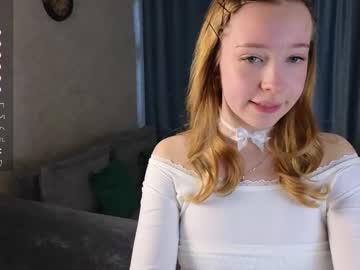 girl
        sugar_paws cam image #6438109