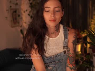 girl
        effylowell_ cam image #2095736