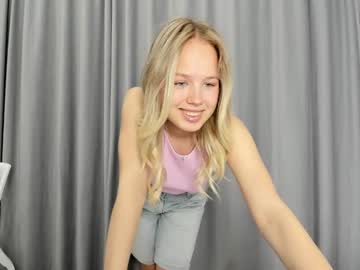 girl
        tenderness_18 cam image #6808855