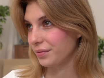 girl
        refined_style cam image #5141915