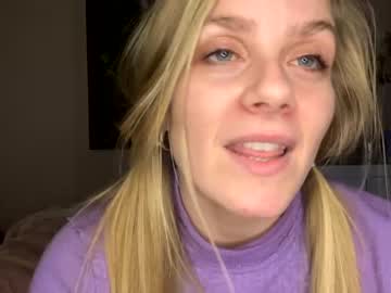 girl
        millie_420 cam image #805191