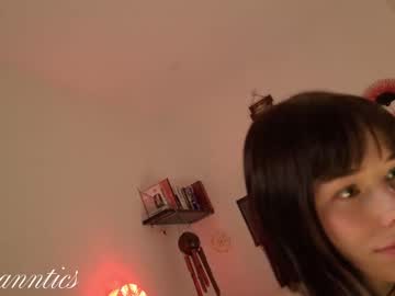 girl
        anntics_ cam image #6863387