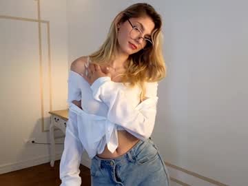 girl
        maudfitt cam image #4589635