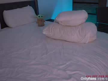 girl
        chloewildd cam image #4270606