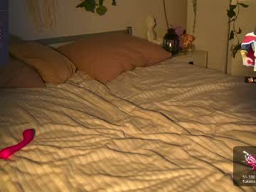 girl
        mother__of__dragons cam image #3337156
