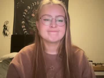 girl
        sarahmartin420 cam image #1863876