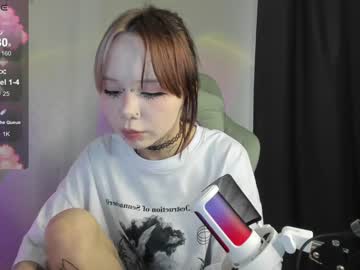 girl
        gummi_heart cam image #4662475