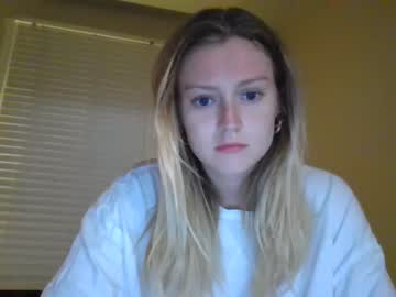 girl
        ellenglow69 cam image #3942347