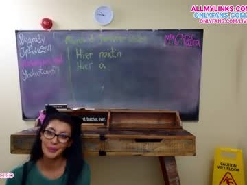 girl
        livecleo cam image #581259