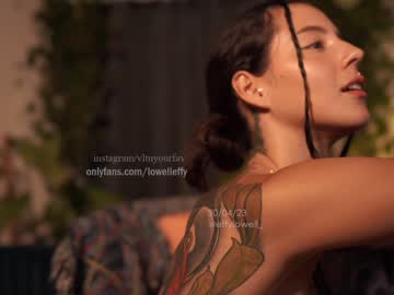 girl
        effylowell_ cam image #1428063