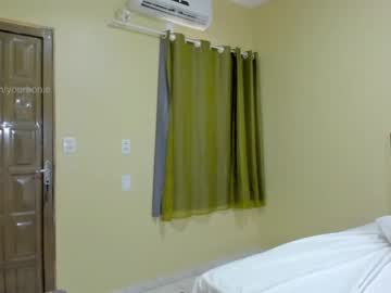 girl
        yourbonie cam image #3579973