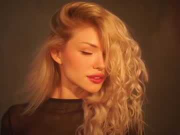 girl
        bunnylia__ cam image #1962111