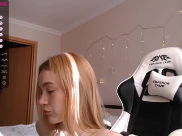 girl
        alice_lady2020 cam image #2586641