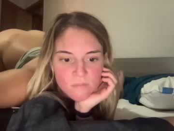 couple
        snowbunnyass cam image #1335899