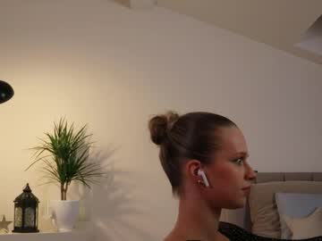 girl
        ella_twinkle cam image #6096793