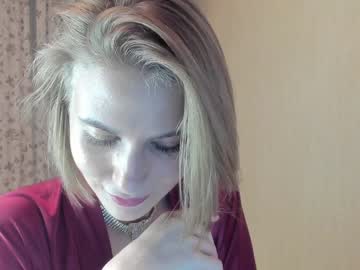 girl
        mira_fox_ cam image #2073657