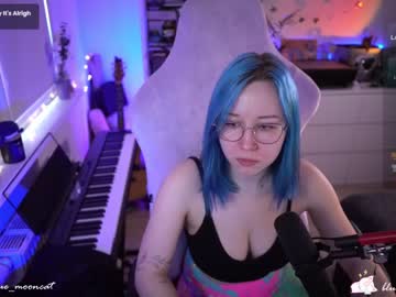girl
        blue_mooncat cam image #3980926