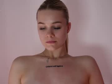 girl
        anna_royal_ cam image #4702027