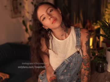 girl
        effylowell_ cam image #2096013