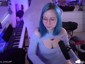 girl
        blue_mooncat cam image #4039307
