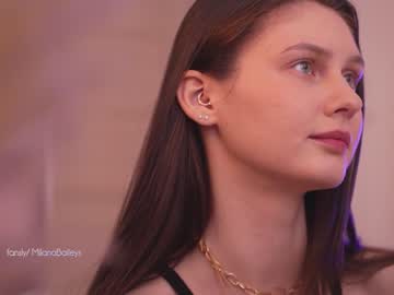 girl
        milanabaileys cam image #3743639