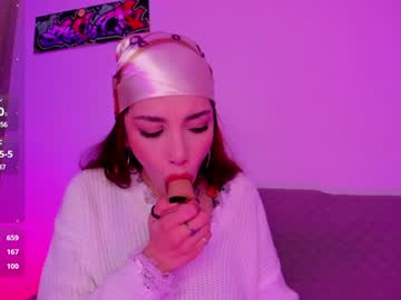 girl
        thecosmicgirl cam image #6777686