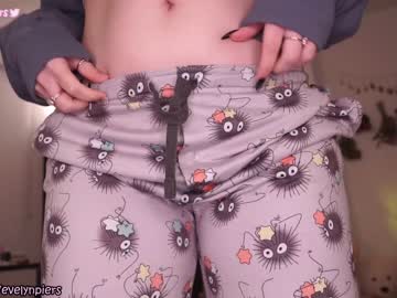 girl
        evelynpiers cam image #1111620