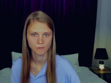 girl
        phoebepaw cam image #4583867