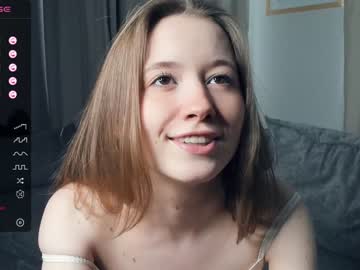 girl
        kati_more cam image #3455468