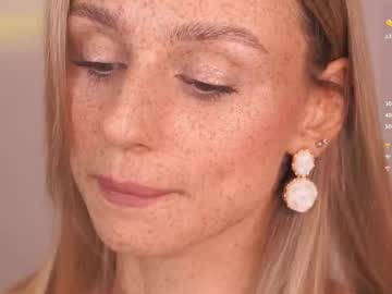 girl
        artease cam image #6244134