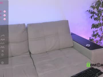girl
        lonelyflowerr cam image #3307220