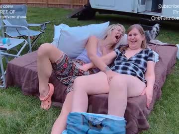 couple
        ells_palace cam image #4084438