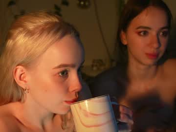 girl
        mother__of__dragons cam image #2750378