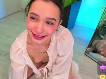 girl
        breeding_material cam image #6189387