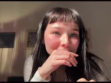 girl
        anntics_ cam image #6440366