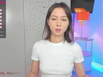 girl
        dora_mur cam image #1201859