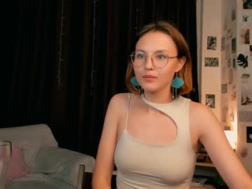 girl
        radiant_starline cam image #5073397