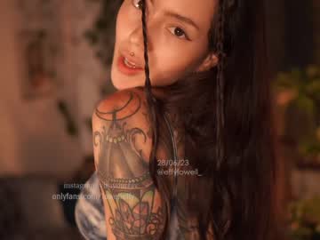 girl
        effylowell_ cam image #1852207