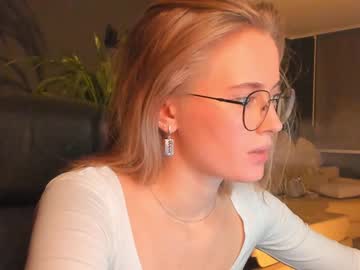 girl
        linellali cam image #118257