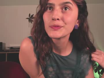 girl
        marmuse cam image #2045459