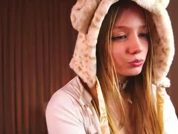 girl
        meow_non_stop cam image #4779490