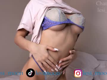 girl
        lesi_moon cam image #3410388
